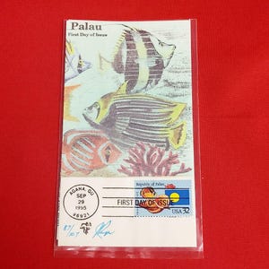 Könnte beinhalten: Eine Ersttagsbriefmarke aus Palau mit einer farbenfrohen Illustration von Fischen und Korallen. Die Marke ist auf den 29. September 1995 datiert und hat einen Wert von 32 Cent.