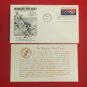 Könnte beinhalten: Ein Umschlag- und Kartenset zur Erinnerung an den Vogelschutzvertrag. Der Umschlag zeigt eine Briefmarke mit einer Vogelillustration und dem Text "Erster Ausgabetag". Die Karte beschreibt die Geschichte und den Zweck des Vertrags.