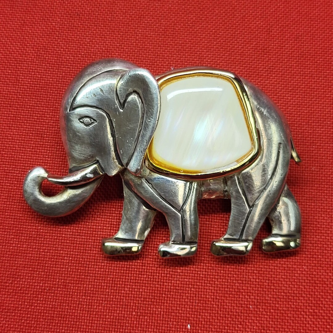 Lot Vintage De Breloques Et Broches En Plastique : éléphant, Danseur, Ours, Winnie