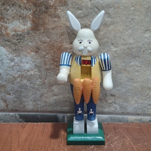 Conejo Cascanueces de Pascua de madera vintage, artículo de colección para decoración navideña de 8 pulgadas.