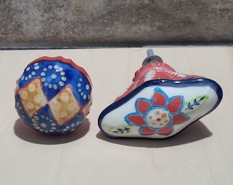 Dos pomos decorativos de cerámica multicolor para cajones de gabinete