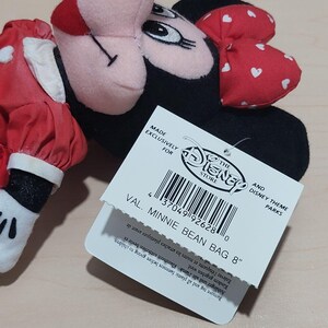 K&ouml;nnte beinhalten: Minnie Mouse Bean Bag Pl&uuml;schtier mit roter Schleife mit wei&szlig;en Herzen. Auf dem Etikett steht "VAL. MINNIE BEAN BAG 8" und "The Disney Store". Das Pl&uuml;schtier ist schwarz, rot und wei&szlig;.