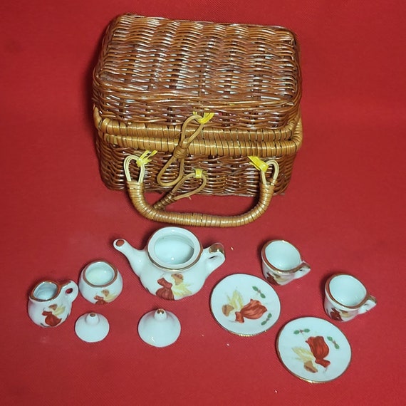 VTG Miniature Doll 9 Piece Angel Tea Set in Lined Wicker Picnic