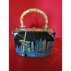 Bolso tipo cartera con asa de bambú en forma de caja de puros de Times Square, Nueva York