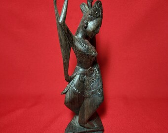 インドネシア チモール製の木彫りの戦士 インドネシア チモール製の