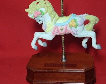 Carrousel musical vintage, chevalet, base en bois de porcelaine, biscuit, joue le vent sous mes ailes