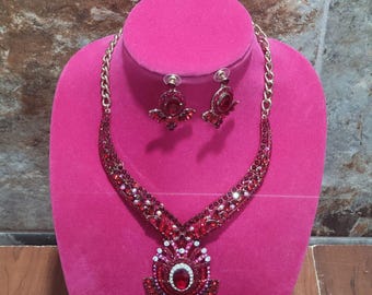 Conjunto de collar y pendientes llamativos con diamantes de imitación rojo rubí en tono dorado, joyería para concursos de belleza y graduaciones.