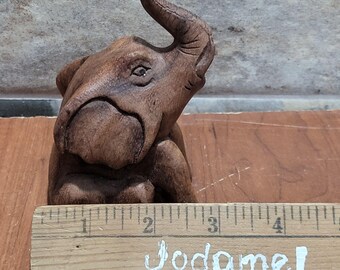 小さな木彫りの鼻を高く上げた象の像 - Etsy 日本
