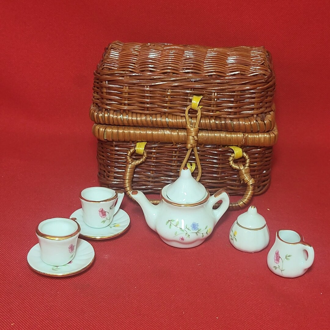 VTG Miniature Doll 9 Piece Wild Flowers Tea Set in Lined Wicker Picnic