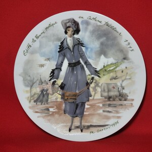 VTG 1976 D'Arceau Limoges Placa de coleccionista Edith La Femme Pratique En Costume Tailleur 1975