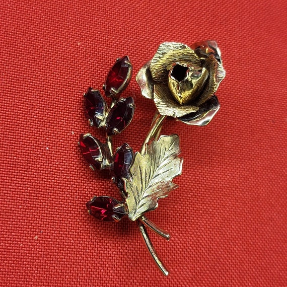 VTG Rose Pin Brooch Gold Tone Red Ruby Rhinestones - image 1