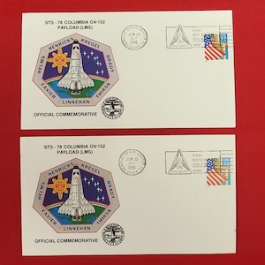 以下が含まれることがあります： STS-78コロンビアOV-102ペイロード（LMS）の白い記念封筒2枚。それぞれにカラフルなミッションパッチ、1996年6月20日のケネディ宇宙センターの消印、32セントの米国旗切手、および「Official Commemorative」という文字が印刷されています。