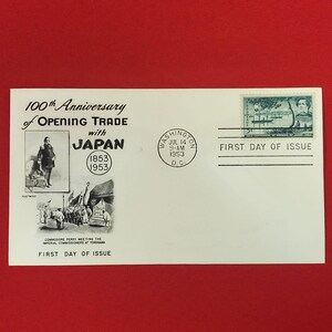 以下が含まれることがあります： 日本との貿易100周年を記念した白い初日カバー。黒い文字、ペリー提督のイラスト、1953年7月14日のワシントンD.C.の消印、そして5セントの青い切手が貼付されています。