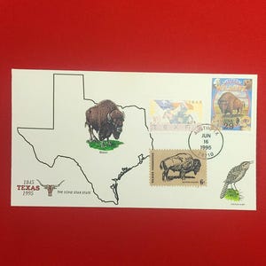 以下が含まれることがあります： テキサス州の黒い輪郭地図、バイソンのカラーイラスト、および「1845 TEXAS 1995 THE LONE STAR STATE」という文字が印刷された白い封筒。3枚の切手、1995年6月16日の消印、サボテンミソサザイの小さなイラストが描かれています。