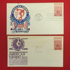 以下が含まれることがあります： アメリカン・ターナーズ創立100周年を記念したオフホワイトの初日カバー2枚。各封筒には3セントの赤い切手、1948年11月20日のシンシナティの消印、円盤投げ選手のイラストと「Sound Mind Sound Body」という文字が印刷されています。
