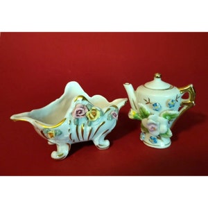Kleine decoratieve snuisterijdoos en theepotset