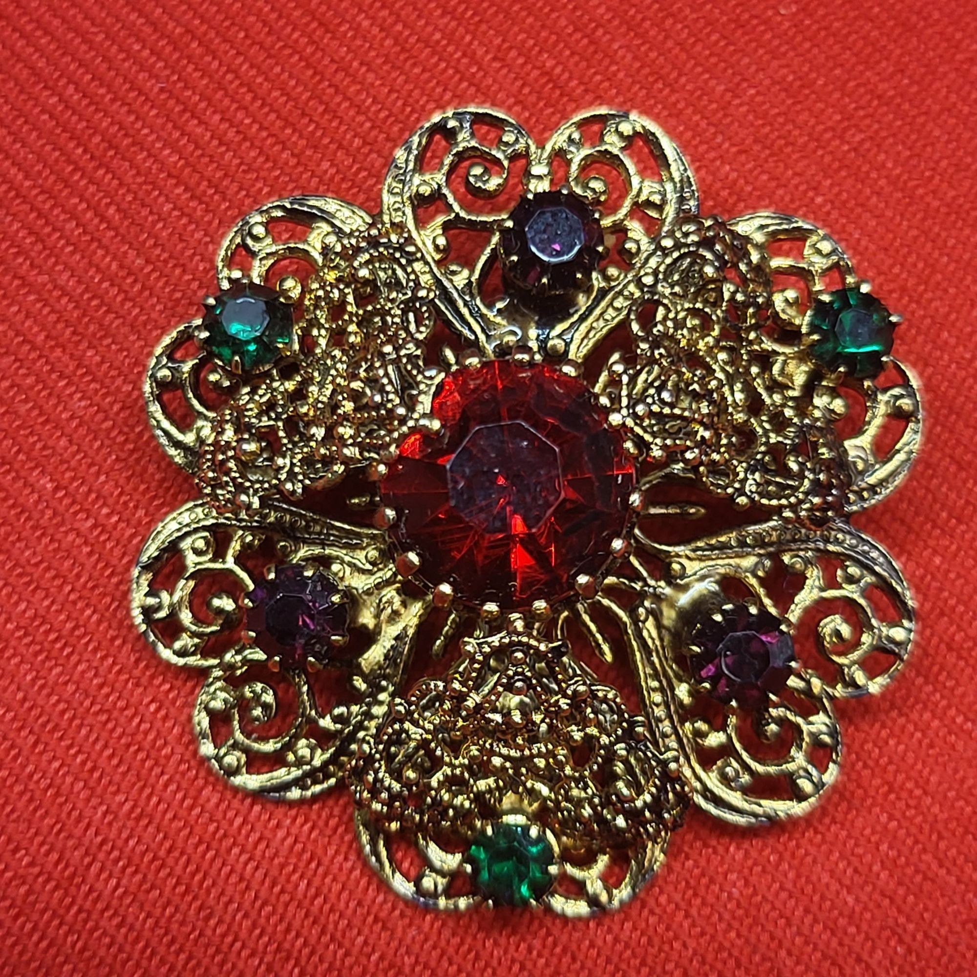 ROFARSO Spilla Scettro Con Corona E Rubino Rosso, In Lega E Cristalli, 6,6 Cm, Accessorio Moda Donna Per Feste E Matrimoni