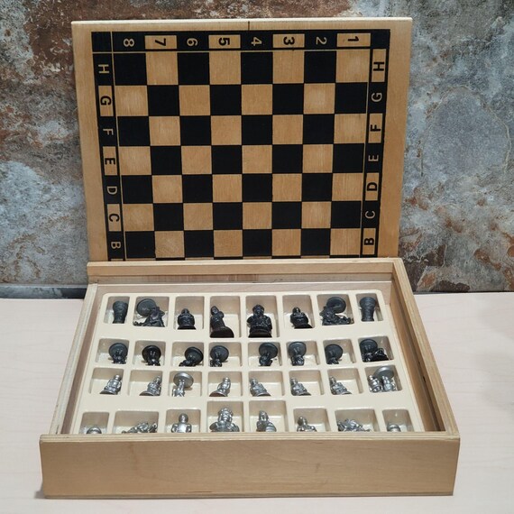 Szachy Królewskie Royal Chess Set Metal Pieces Wooden Box - Etsy display picture 1