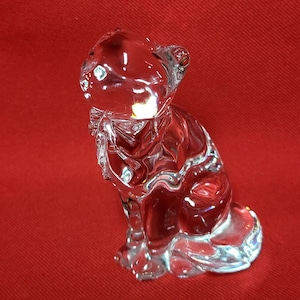 Briefbeschwerer mit sitzender Katze aus Kristallglas