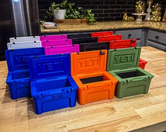 Tarjetero miniatura YETI Cooler / Organizador de escritorio en miniatura a escala 1/5 / Regalo original para la oficina, ideal para amantes de las actividades al aire libre y del camping.