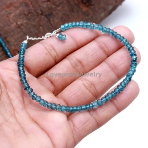 K&ouml;nnte beinhalten: Ein zartes blaues Topas-Armband mit einem silbernen Verschluss. Das Armband besteht aus facettierten Perlen und ist etwa 18 cm lang.