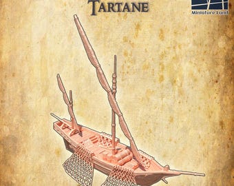 Könnte beinhalten: Eine Illustration eines Holzfischerbootes mit dem Text "FISHERMAN TARTANE". Das Boot hat zwei große Netze, Masten und einen Laderaum. Der Hintergrund ist ein strukturiertes, sepiafarbenes Papier. Von Miniature Land.