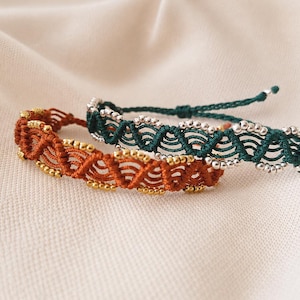 Macrame bracelet with wave pattern | Friendship bracelet with beads, silver, gold, rose gold | Adjustable | Thread color selectable | Handmade