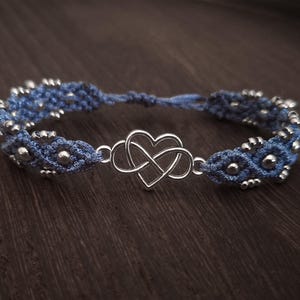 Pulsera de macramé con corazón infinito | Pulsera de la amistad hecha a mano | Ajustable | Elección de color de hilo y dije | Amor | Regalo