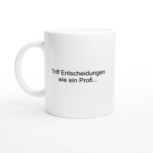 Può includere: Tazza in ceramica bianca con testo nero che recita "Triff Entscheidungen wie ein Profi..."