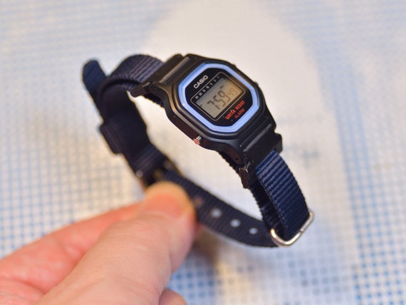 カシオ LA11 シリーズ腕時計用ストラップアダプター - 複数の色をご