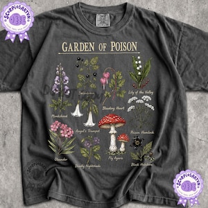 以下が含まれることがあります： Garden of Poisonというタイトルの植物画がプリントされたチャコールグレーのTシャツ。グラフィックには、Monkshood、Belladonna、Bleeding Heart、Lily of the Valley、Angel's Trumpet、Poison Hemlock、Oleander、Deadly Nightshade、Fly Agaric、Black Helleboreなどの植物のイラストが描かれています。