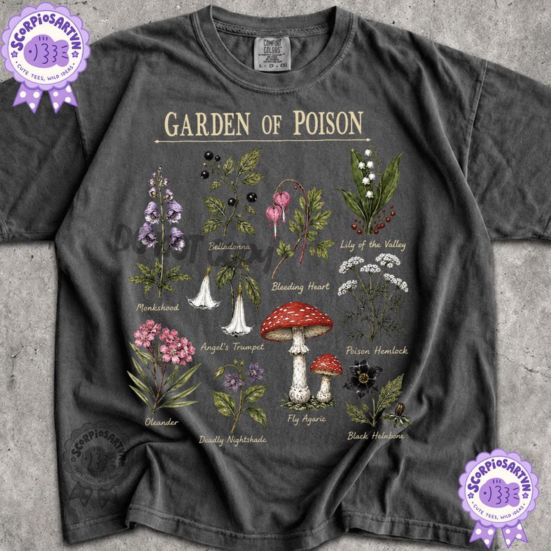 以下が含まれることがあります： Garden of Poisonというタイトルの植物画がプリントされたチャコールグレーのTシャツ。グラフィックには、Monkshood、Belladonna、Bleeding Heart、Lily of the Valley、Angel's Trumpet、Poison Hemlock、Oleander、Deadly Nightshade、Fly Agaric、Black Helleboreなどの植物のイラストが描かれています。