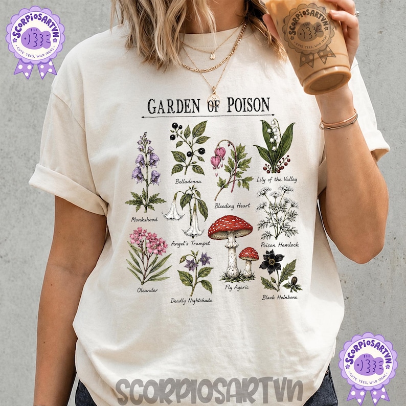 以下が含まれることがあります： GARDEN OF POISONというタイトルの植物イラストが描かれたクリーム色のTシャツ。グラフィックには、Monkshood、Belladonna、Bleeding Heart、Lily of the Valley、Angel's Trumpet、Poison Hemlock、Oleander、Deadly Nightshade、Fly Agaric、Black Helleboreといったラベルが付いた様々な植物やキノコが描かれています。