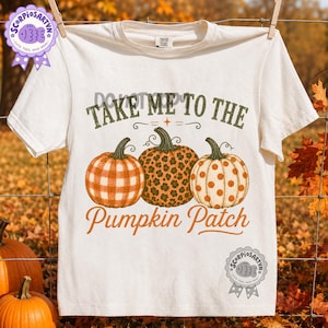 Pode incluir: Uma t-shirt de manga curta cor de creme com o texto "TAKE ME TO THE PUMPKIN PATCH" em verde escuro e laranja. O design inclui três abóboras: uma com padrão xadrez laranja, uma com estampado de leopardo e uma com bolinhas laranja.