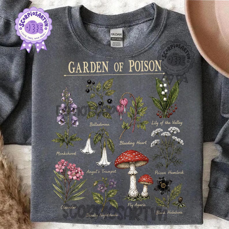 以下が含まれることがあります： 「GARDEN OF POISON」と題された植物画がプリントされたダークグレーのクルーネックトレーナー。トリカブト、ベラドンナ、ケマンソウ、スズラン、エンゼルトランペット、ドクニンジン、ベニテングタケ、クリスマスローズなどの植物のイラストが描かれており、それぞれに名前が記されています。