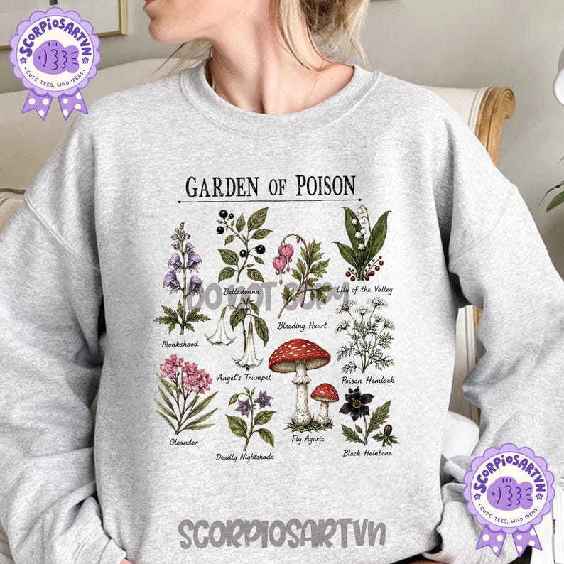 以下が含まれることがあります： Garden of Poisonというタイトルの植物画が描かれたライトグレーのクルーネックトレーナー。グラフィックには、Monkshood、Belladonna、Bleeding Heart、Lily of the Valley、Angel's Trumpet、Fly Agaric、Poison Hemlock、Oleander、Deadly Nightshade、Black Helleboreといったラベルが付いた様々な植物やキノコが描かれています。
