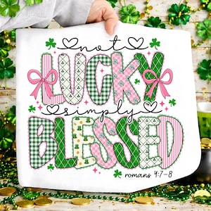Puede incluir: Toalla blanca con temática del Día de San Patricio con las palabras "not lucky simply blessed" en rosa y verde. Las letras están decoradas con cuadros, tréboles y lazos. El versículo bíblico Romanos 4:7-8 está impreso en la parte inferior.