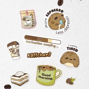 Puede incluir: Una colecci&oacute;n de pegatinas con tem&aacute;tica de caf&eacute; con ranas de dibujos animados y frases relacionadas con el caf&eacute;. Las pegatinas incluyen una taza de caf&eacute;, una bolsa de caf&eacute;, una porci&oacute;n de pastel y una rana en una taza de caf&eacute;.
