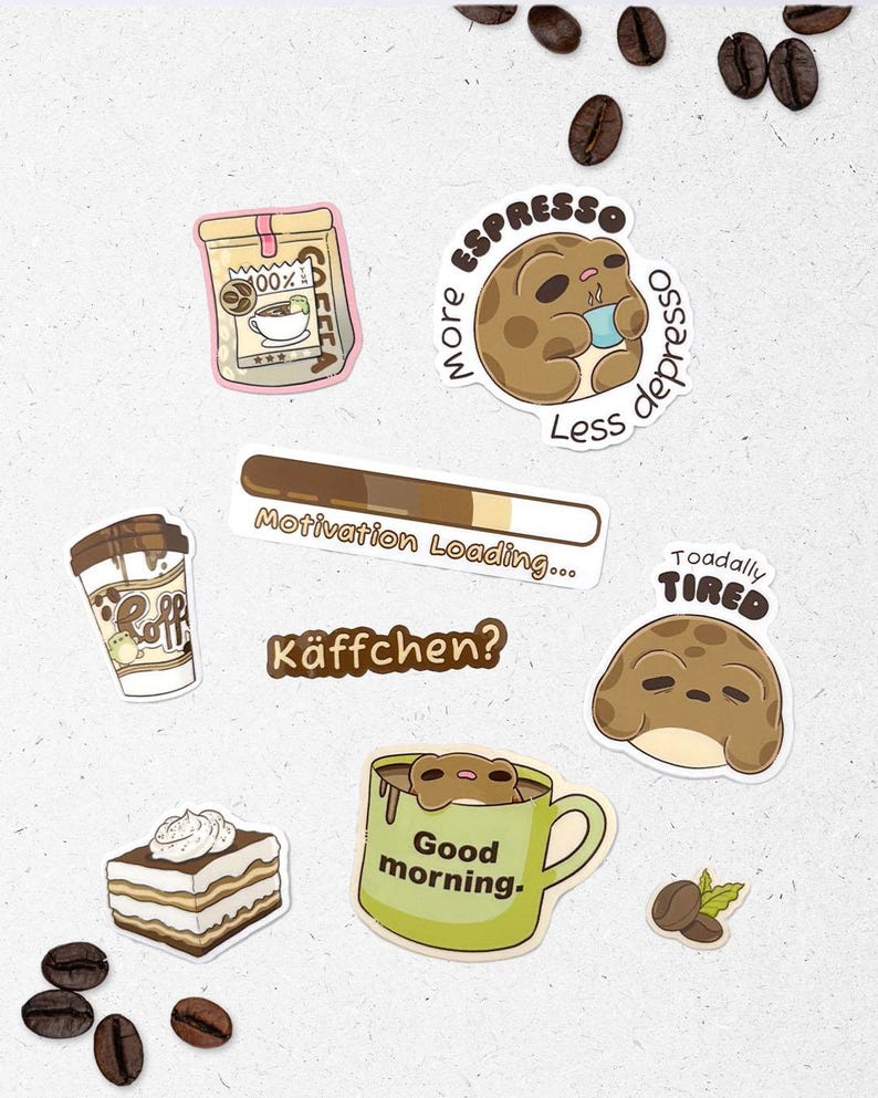 Puede incluir: Una colecci&oacute;n de pegatinas con tem&aacute;tica de caf&eacute; con ranas de dibujos animados y frases relacionadas con el caf&eacute;. Las pegatinas incluyen una taza de caf&eacute;, una bolsa de caf&eacute;, una porci&oacute;n de pastel y una rana en una taza de caf&eacute;.