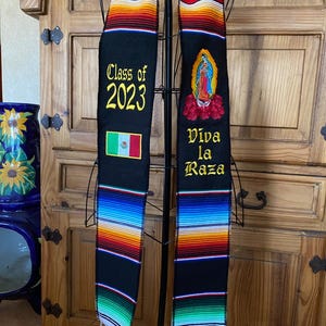 Estola de graduación con forma de sarape de la Virgen María