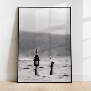 Frau mit Wein im Strand Print | Schwarz-Weiß-Kunst | Frauen trinken Wandkunst | Frauen Drucke | Alkohol Wandkunst | Wein Drucke | WeinPoster
