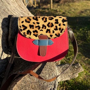 Umhängetasche aus Leder mit Klappe im Leopardenmuster, festem Riemen, Einzelfach, 7,9 x 6,7 Zoll. Umhängetasche aus Leder in verschiedenen Farben.