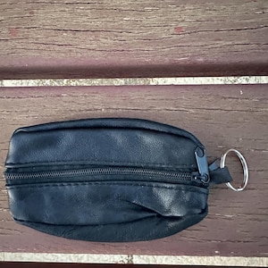 Oval Leather Keychain Wallet - Unisex 2 Pocket Coin Purse, Compact 6.5x11 cm (2.56x4.33 inches)/Monedero llavero en cuero, unisex