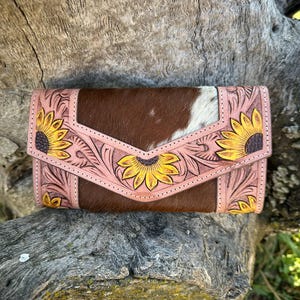 Geldbörse aus Rindsleder – handgefertigtes Sonnenblumen-Design, 20 x 11 cm (7,8 x 4,3 Zoll). Echtleder-Geldbörse mit Sonnenblumen-Dekor.