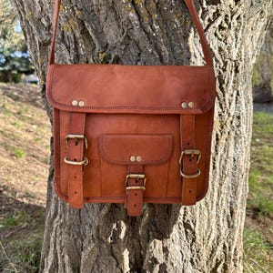 Sac cartable en cuir vintage, grand sac à bandoulière marron. Sac messager spacieux pour femmes et hommes, sac à bandoulière en cuir unisexe.
