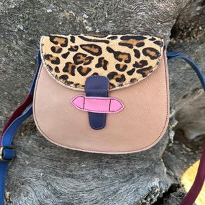 Umhängetasche aus Leder mit Klappe im Leopardenmuster, festem Riemen, Einzelfach, 7,9 x 6,7 Zoll. Umhängetasche aus Leder in verschiedenen Farben.