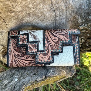 Hand-Painted Cowhide Leather Wallet - Artisan Women’s Long Clutch. Cartera de cuero artesana