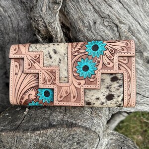 Leder-Geldbörse aus Rindsleder mit türkisfarbenem Sonnenblumen-Prägungsdesign – handgefertigte lange Geldbörse. Lederbrieftasche mit türkisfarbenen Gravuren.