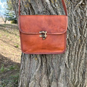 Sac à bandoulière en cuir vintage Petit sac à bandoulière marron avec fermoir antique Cuir fait main. Sac bandoulière en cuir de vache.