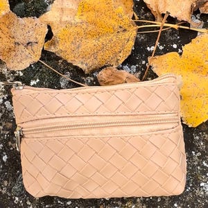 Handgewebte Geldbörse aus beigem Leder – Kompakte 12 x 8 cm (4,7 x 3,1 Zoll), Tasche mit doppeltem Reißverschluss.